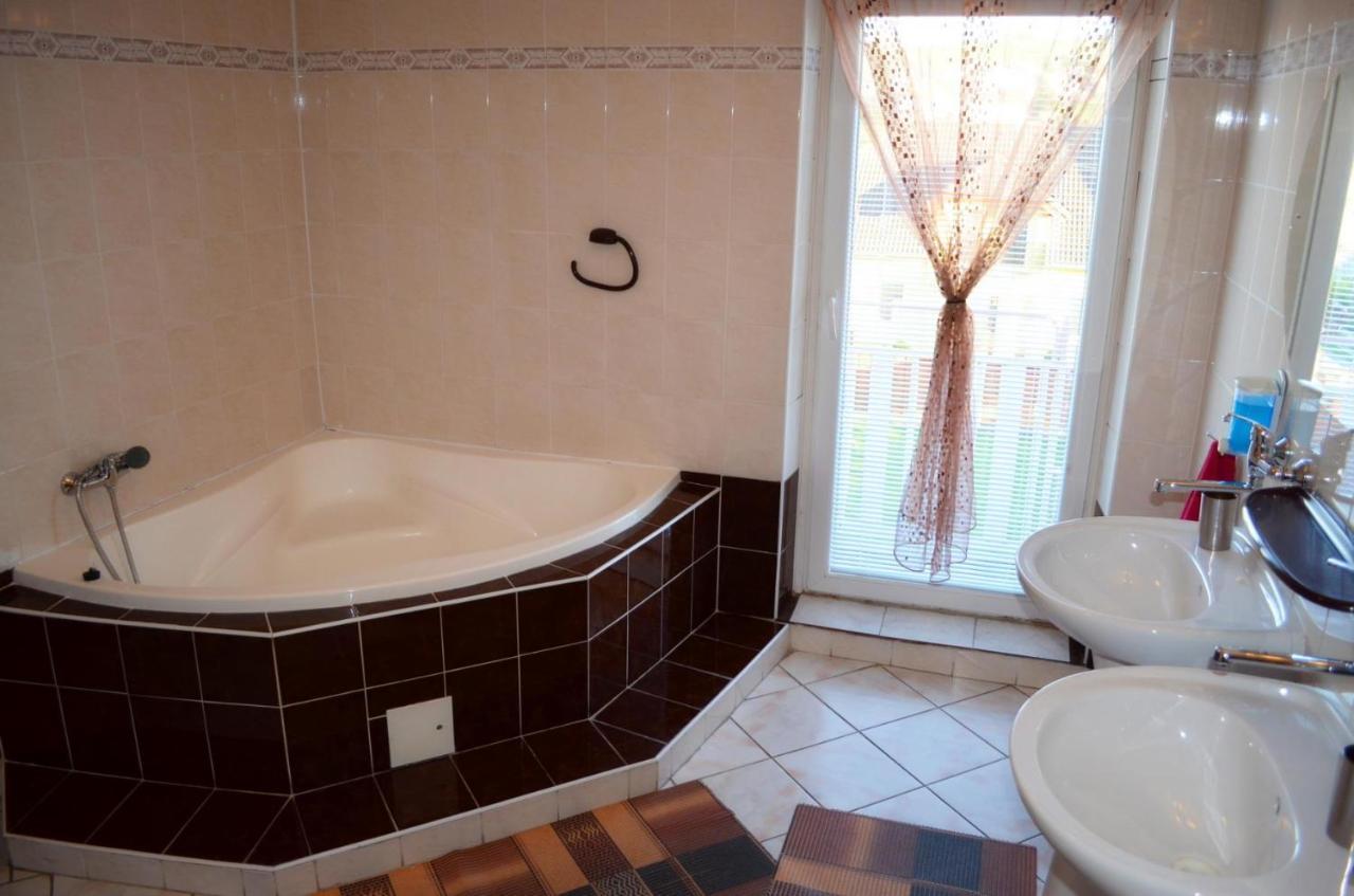 Vila Deluxe&Apartmány Riviéra Liptov Bešeňová Exterior foto