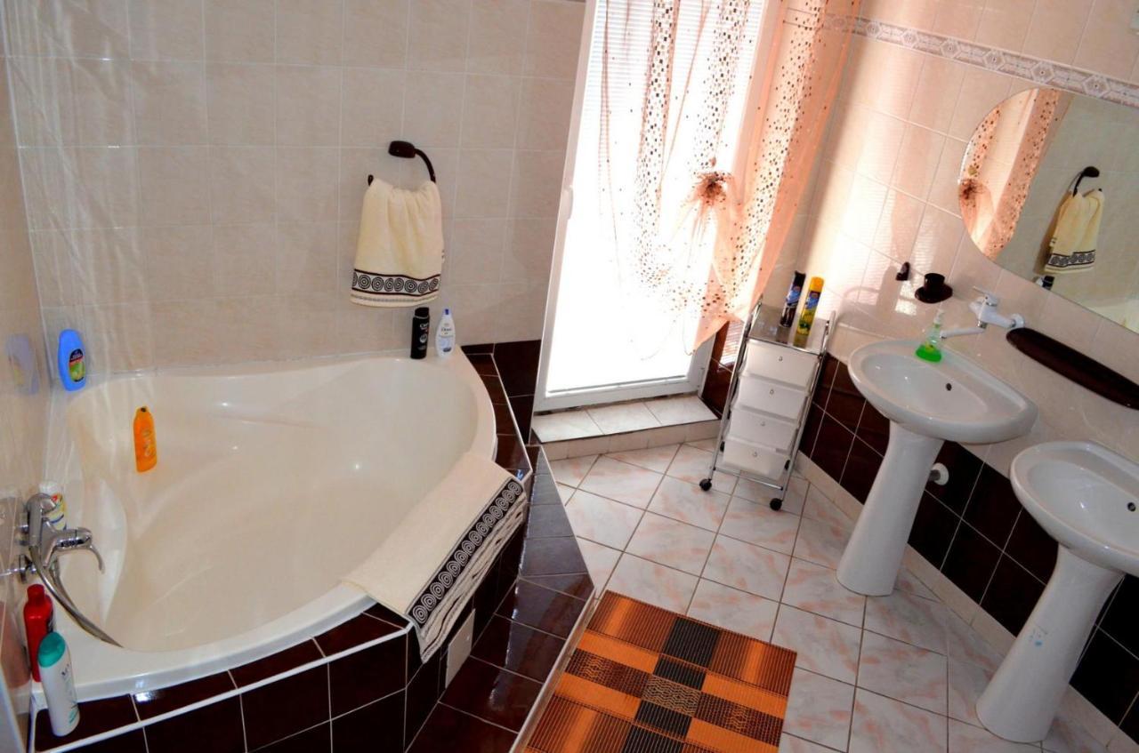 Vila Deluxe&Apartmány Riviéra Liptov Bešeňová Exterior foto
