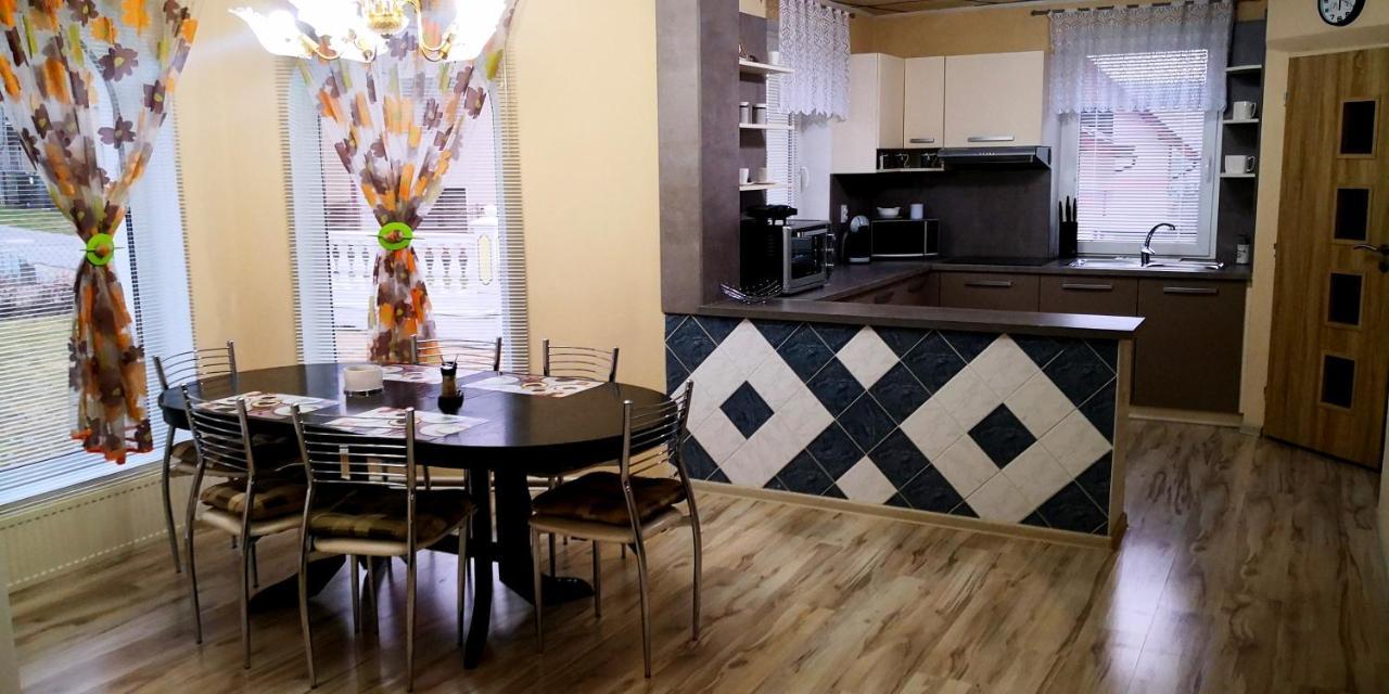 Vila Deluxe&Apartmány Riviéra Liptov Bešeňová Exterior foto
