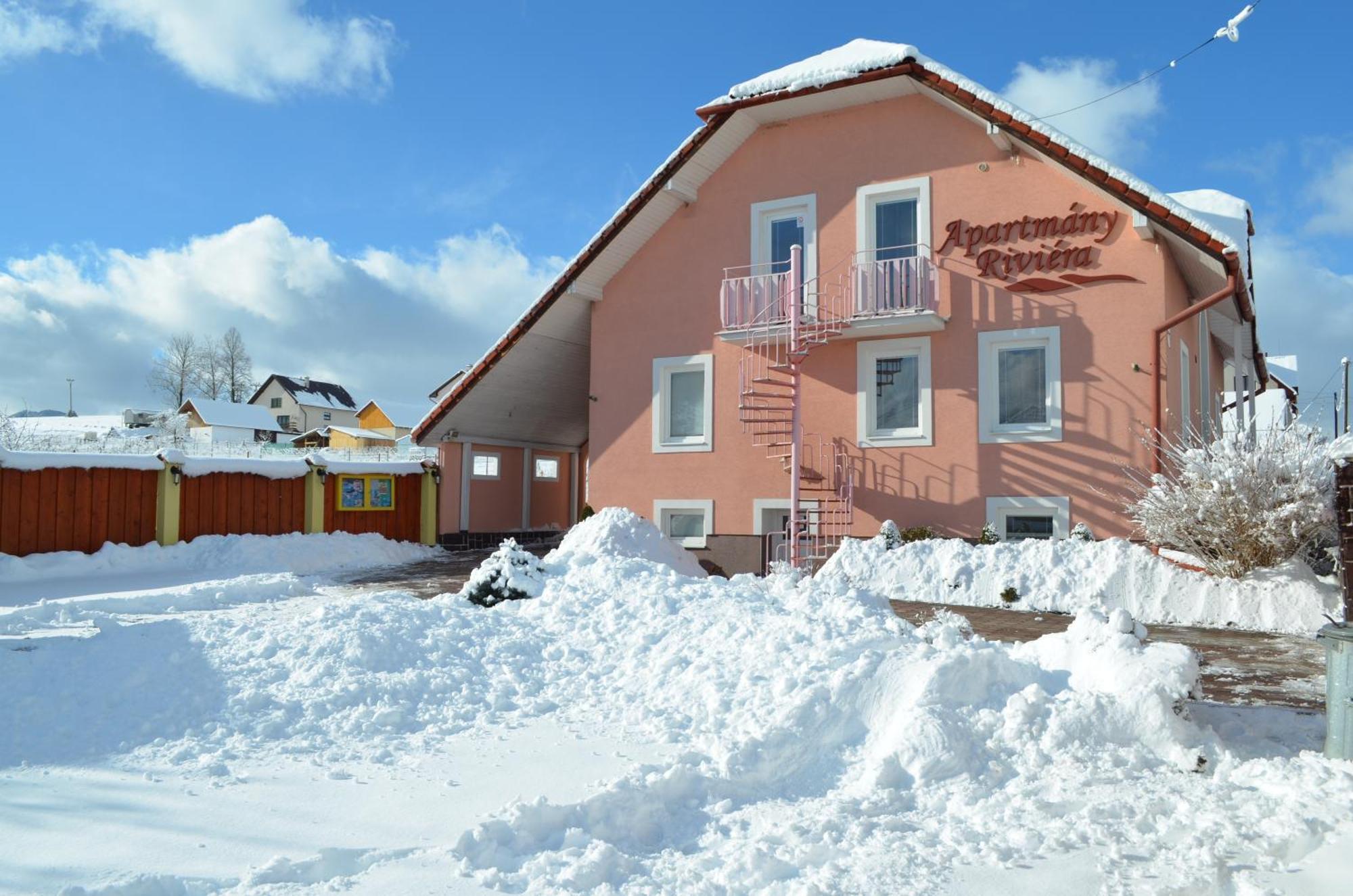 Vila Deluxe&Apartmány Riviéra Liptov Bešeňová Exterior foto